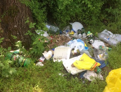 Zeci de saci plini cu gunoi: Bilanţul TRIST al petrecerilor la iarbă verde de la Ceala