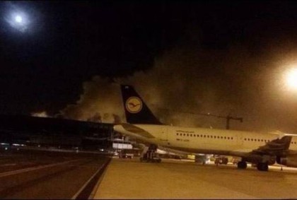 FOTO/ Sute de ROMÂNI AFECTAȚI în urma izbucnirii unui INCENDIU PUTERNIC pe cel mai mare aeroport din Italia