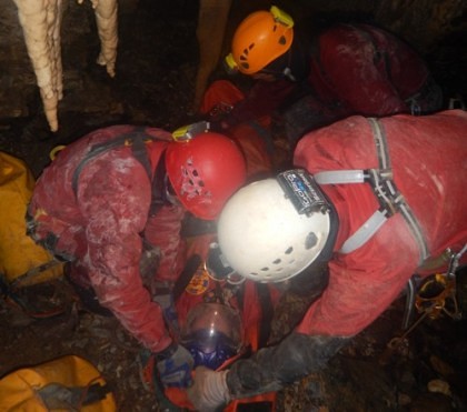 Salvamontiștii și speologii din trei județe au SALVAT o persoană dintr-o peșteră (GALERIE FOTO)