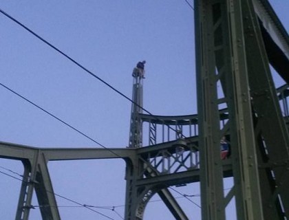 BREAKING NEWS/ Un tânăr s-a urcat în cel mai înalt punct al Podului Traian şi ameninţă că sare! UPDATE: Cum s-a SFÂRŞIT TOTUL…