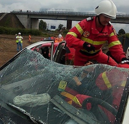 INCREDIBIL: Un bucureştean a provocat un accident pe autostrada închisă Arad-Pecica (VEZI FOTO)