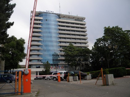 Consiliul Judeţean Arad dă în chirie parcarea hotelului Continental