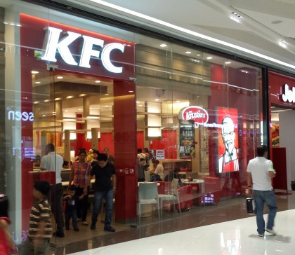 FOTO/ Fotografia care FACE VÂLVĂ pe Internet: Un client KFC susține că a primit un ȘOBOLAN PRĂJIT în loc de piept de pui