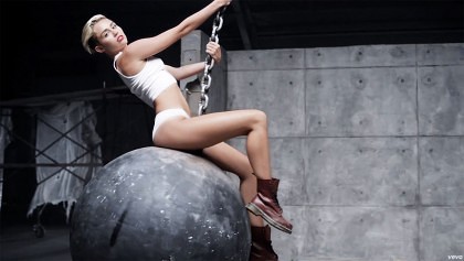Miley Cyrus şochează din nou! A pozat COMPLET GOALĂ înainte de PREMIILE MTV
