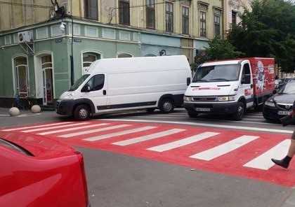 În sfârşit, ceva ALB-ROŞU şi în Arad: Primăria a găsit o SOLUŢIE INEDITĂ pentru a marca trecerile de pietoni