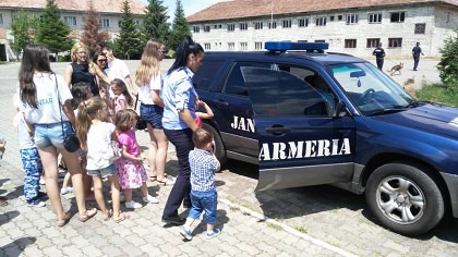 Jandarmii arădeni, vizitaţi de copii