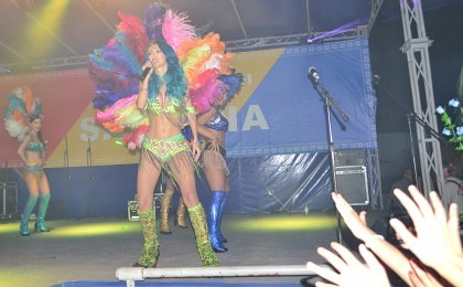 GALERIE FOTO/ Andreea Bălan a mutat carnavalul de la Rio pe scena din Sântana