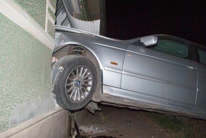 Un bărbat BĂUT a intrat cu BMW-ul prin perete, în CAMERA COPIILOR! (GALERIE FOTO)