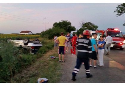 ACCIDENT: O şoferiţă s-a RĂSTURNAT cu maşina pe drumul Arad – Horia. În autoturism se afla şi fiica sa MINORĂ
