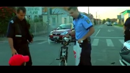 VIDEO/ CÂT TUPEU! Biciclist LOVIT de un echipaj de POLIŢIE! Oamenii legii PLEACĂ de la faţa locului!