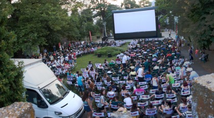 Peste 1500 de arădeni au participat la prima proiecție a cinematografului în aer liber din Parcul Eminescu