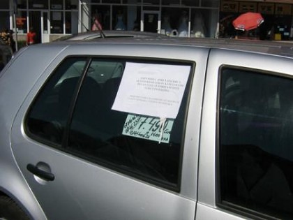 Ce RISCĂ proprietarii de mașini care își pun afișe cu „DE VÂNZARE” în geam!