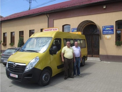 Microbuze şcolare noi pentru 23 de primării din judeţul Arad