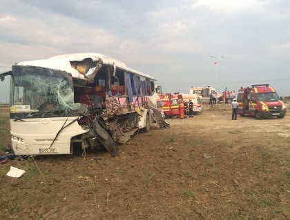 ACCIDENT CUMPLIT: Două autobuze cu muncitori au fost LOVITE de un TIR