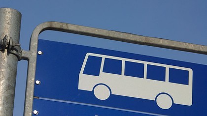IMAGINI CUTREMURĂTOARE/ Cinci persoane, ÎNGHIȚITE DE ASFALT, într-o staţie de autobuz
