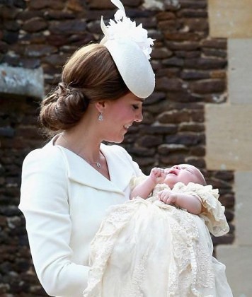 „Prinţesa Diana A FOST PREZENTĂ la botezul micuţei Charlotte!” Fotografia DEVENITĂ VIRALĂ pe Facebook!