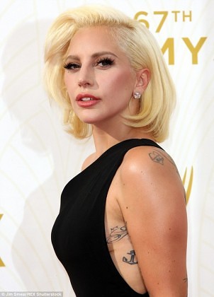 2C92632500000578-3242651-She_delivered_Lady_Gaga_shows_off_a_hint_of_sideboob_and_plenty_-m-113_1442794417051