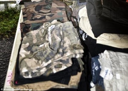 Obiecte de îmbrăcăminte contrafăcute, comercializate într-o piaţă din Sebiş