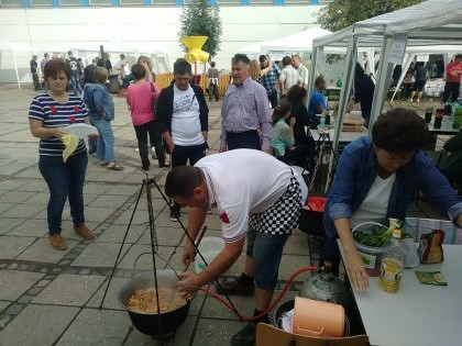 Zeci de echipe s-au întrecut „Festivalul Gastronomic Românesc” de la Gyula (GALERIE FOTO)