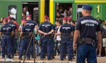 UNDE S-A AJUNS! Ungurii AU DEZARMAT 40 de poliţişti croaţi şi AU SECHESTRAT un tren cu 1000 de refugiaţi