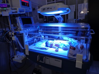 Aparatură medicală în valoare de 35.000 lei pentru secţia de neonatologie, primită de Spitalul Judeţean Arad