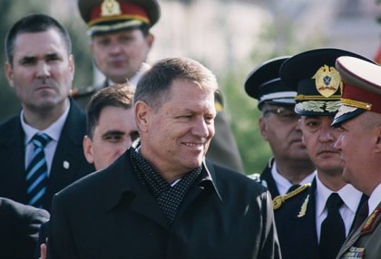 Preşedintele Klaus Iohannis, prezent la Arad alături de militari români şi americani, cu ocazia Zilei Armatei Române