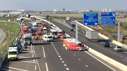 IMAGINILE GROAZEI în Franța: cel puţin 10 RĂNIȚI după ce un camion A INTRAT ÎN TREI MAȘINI și un autocar care venea din Italia, pe o autostradă (GALERIE FOTO)