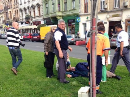 SALVAT de o FARMACISTĂ! Un bărbat a căzut pe stradă, în centrul Aradului (GALERIE FOTO)