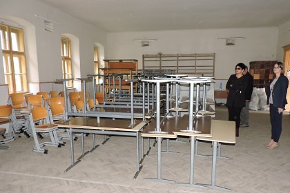 Importantă donaţie de mobilier de la o şcoală din Germania pentru liceele din Lipova (GALERIE FOTO)