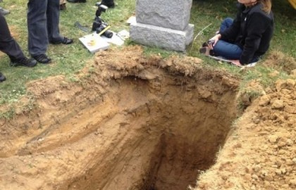 Bărbat mort, ABANDONAT DE FAMILIE la capela cimitirului ca să fie îngropat de autorităţi. Ce aveau să afle acestea după înhumare ÎNTRECE ORICE IMAGINAȚIE!