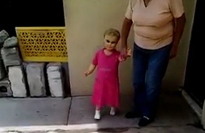 VIDEO/ A vrut să-i facă o surpriză fiicei sale și i-a cumpărat o păpușă. Când a ajuns acasă și a deschis cutia toată lumea A ÎNCREMENIT!