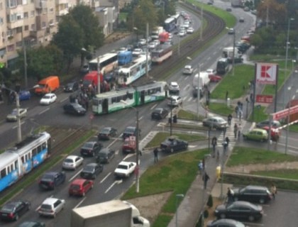 HAOS în Vlaicu: O maşină de Vâlcea a DERAIAT un tramvai de pe linie! (FOTO)