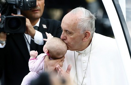 MINUNE înfăptuită de Papa Francisc! Ce s-a întâmplat cu fetița din fotografie după ce a fost SĂRUTATĂ PE CREȘTET de Suveranul Pontif!