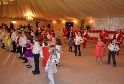 Muzică şi dans, pentru Moş Crăciun (GALERIE FOTO)
