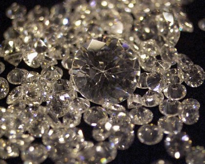 PANICĂ în rândul angajaților unei bijuterii: AU ARUNCAT LA GUNOI diamante de milioane de dolari