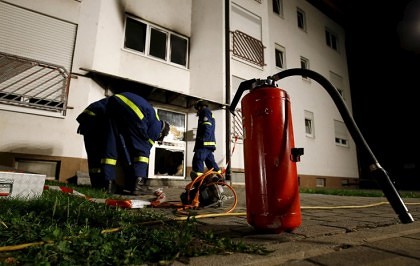 NEWS ALERT/ Incendiu într-un bloc din Arad: Un MORT şi mai MULŢI INTOXICAŢI cu fum. Nouă EVACUAŢI