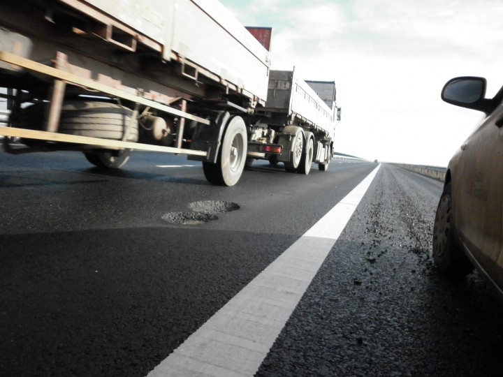 Mai multe drumuri din județul Arad, afectate de zăpadă și dezgheț, intră în reparații item-thumbnail