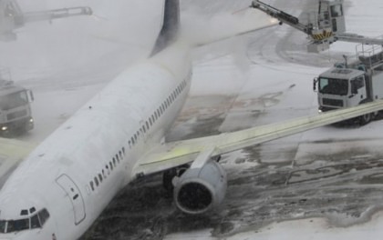INCIDENT AVIATIC pe un aeroport din România: Avion IEȘIT DE PE PISTĂ la aterizare, din cauza ZĂPEZII