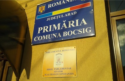 A început CAMPANIA ELECTORALĂ la Bocsig. Șapte CANDIDAȚI încearcă să-i convingă pe cetățeni să-i voteze