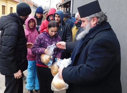 PRIMIM SPRE PUBLICARE/ La Arad, 160 de persoane sărace au primit alimente (FOTO)