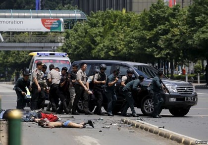 FOTO/ VIDEO: ATAC TERORIST în Indonezia: FOCURI DE ARMĂ și mai multe EXPLOZII în Jakarta