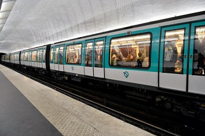 SFÂRȘIT TRAGIC pentru un TÂNĂR de 24 de ani: A fost TÂRÂT pe peron, după ce I S-A PRINS HAINA între ușile trenului