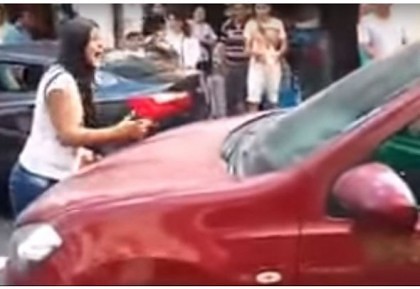 O tânără şi-a prins SOŢUL cu AMANTA în maşină. Ce a urmat (VIDEO – N-AI MAI VĂZUT AŞA CEVA!)