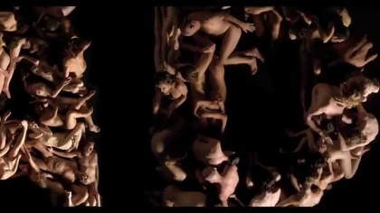 VIDEO +18/ Marchizul de Sade continuă să ŞOCHEZE! Orgie SEXUALĂ într-un videoclip de promovare a unui muzeu celebru