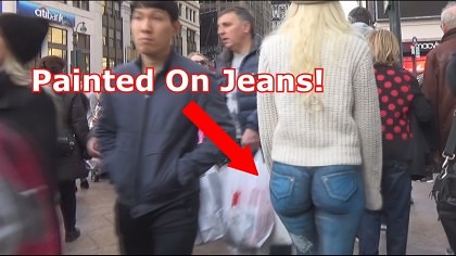 VIDEO/ A umblat DEZBRĂCATĂ prin Manhattan fără să fie remarcată! Cum a reușit asta?!