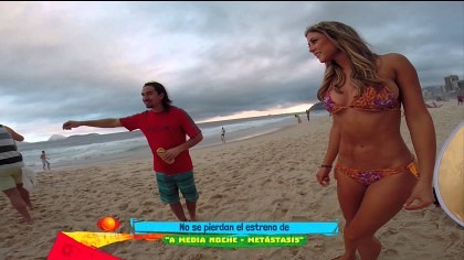 VIDEO/ Cea mai sexy reporteriţă de la Cupa Mondială, ÎN BIKINI pe plaja Copacabana!