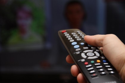 REMEDIU BIZAR recomandat de autorităţi pentru o adolescentă de 17 ani: Să privească mai mult la TV, ca să uite de…