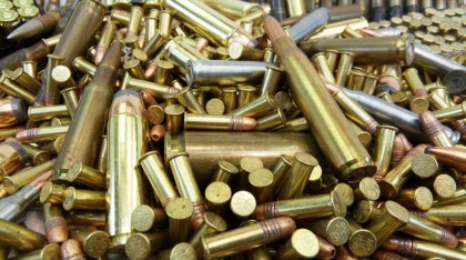 O firmă din Arad făcea contrabandă cu muniție și articole pirotehnice