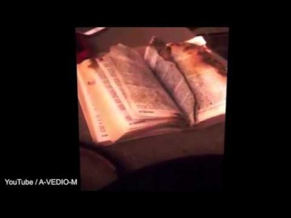 VIDEO/ Au fost TERIFIATE când au văzut ce se întâmplă CU ACEASTĂ BIBLIE veche