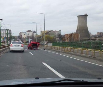 UPDATE/ ACCIDENT SPECTACULOS pe Podul din Micălaca: O MAȘINĂ a ajuns cu ROȚILE-N SUS (GALERIE FOTO)